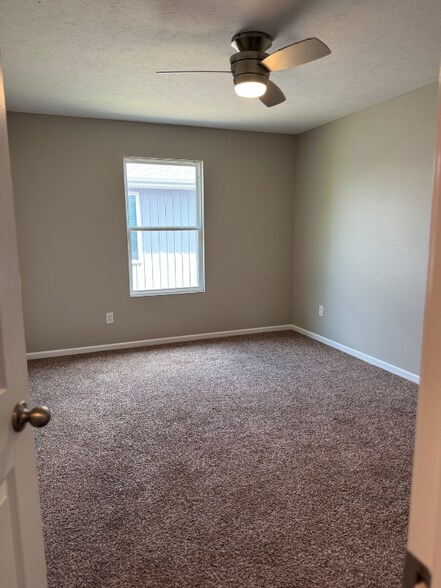 Building Photo - 919-921 W Stewart St