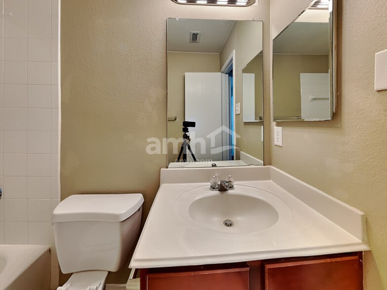 Building Photo - 1227 Wenatchee Dr