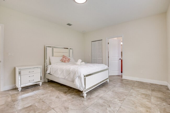 Building Photo - 2601 NW 15th Ct