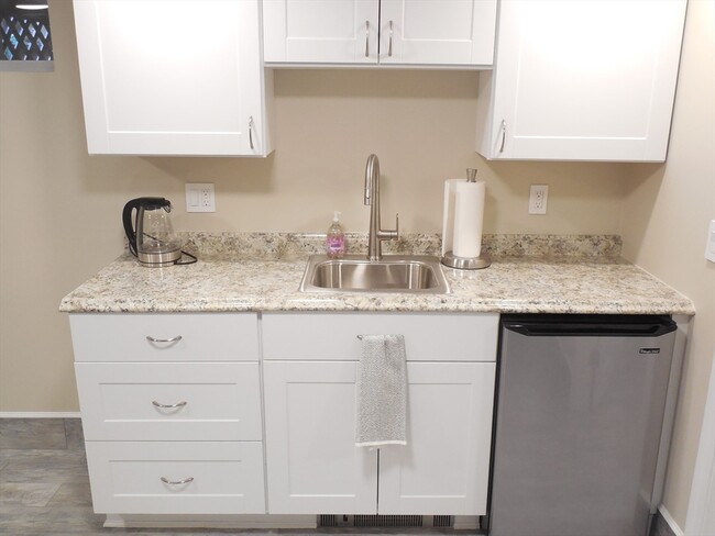 Building Photo - 166 Totten Pond Rd