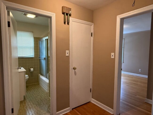 Building Photo - 3bed / 2 bath house near Race Track!