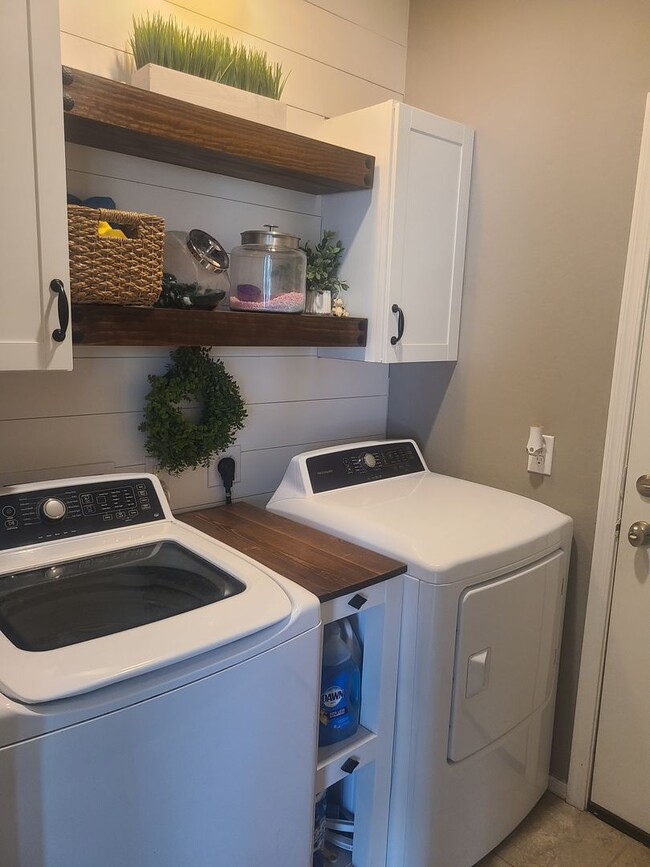 Building Photo - 3 Bedroom, 2 Bath Home Available 08/01/25!!