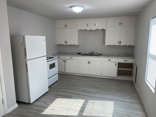 Building Photo - Cozy two Bedroom One Bath- Ask about the N...