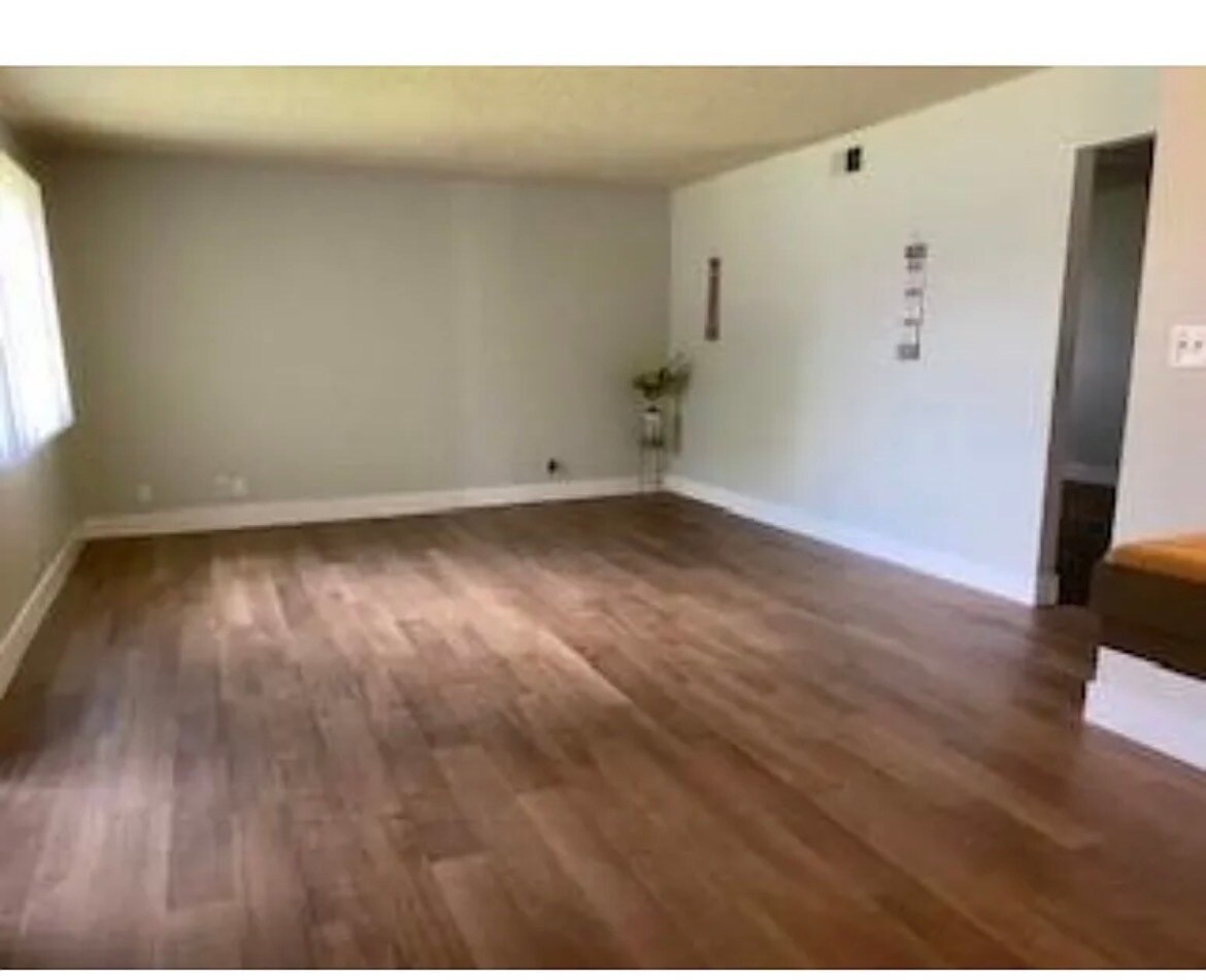 Building Photo - 1323 Pinetree Dr