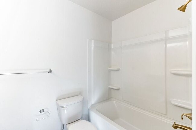 Building Photo - Remodeled Vineyard Townhome w/ 2 Car Garage