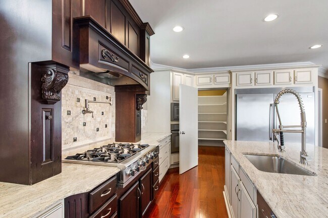 Building Photo - Elegant 5-Bedroom Residence with Luxurious...