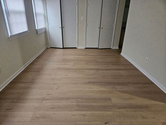 Building Photo - Location is Everything With This 3 Bed 3.5 Bath Townhouse in Hampton Court Community