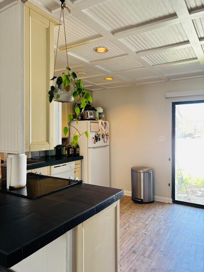 Building Photo - 301 S Lipona Rd