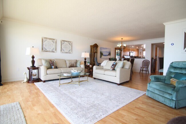 Building Photo - Gorgeous Furnished Direct Ocean Condo in Indialantic