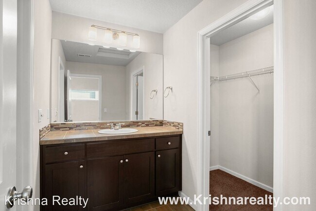 Building Photo - 3 br, 2.5 bath House - 10571 NE Park Ridge...