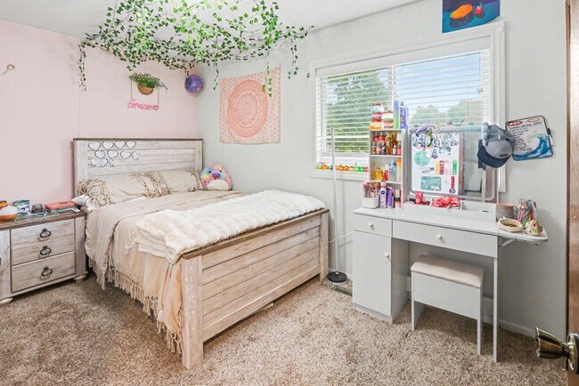 Building Photo - Rent: Cute 3 Bedroom Home