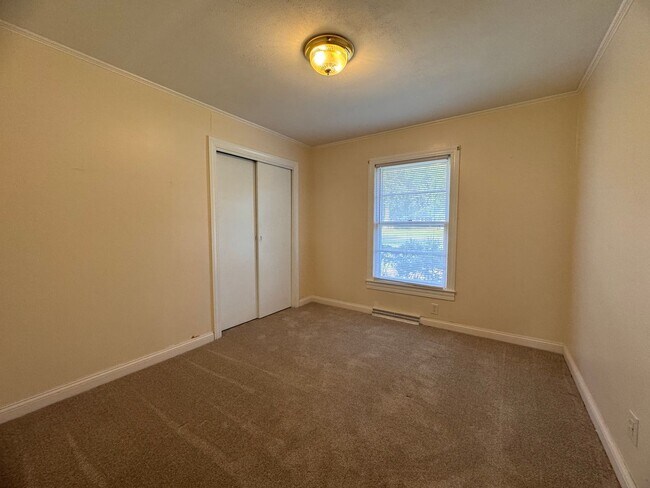 Building Photo - 3BR 1.5BA Brick Ranch in Lexington