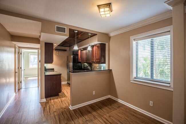 Building Photo - Adorable condo, waterfront view