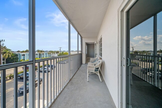 Building Photo - 1502 S Lakeside Dr