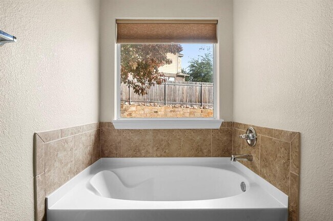 Building Photo - 318 Pond View Pass