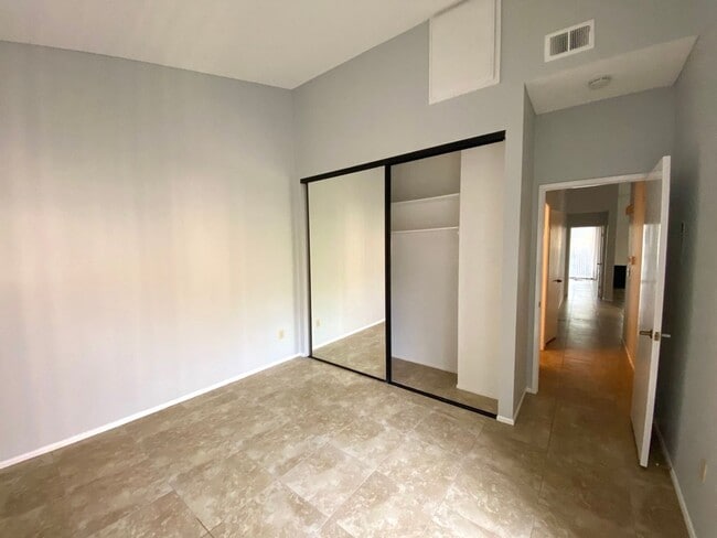 Building Photo - Woodlake Gated Condo Community 2 BD for Le...