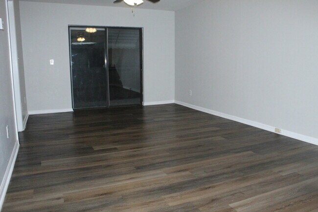Building Photo - Totally renovated 2-bedroom, 2-full-bath t...