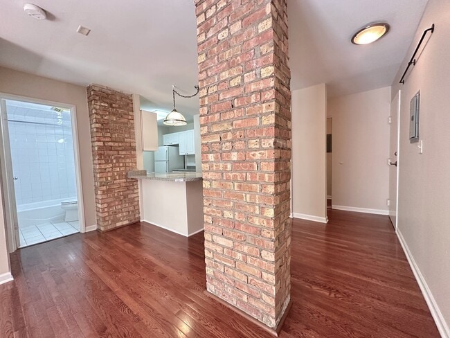 Building Photo - 435 W Oakdale Ave