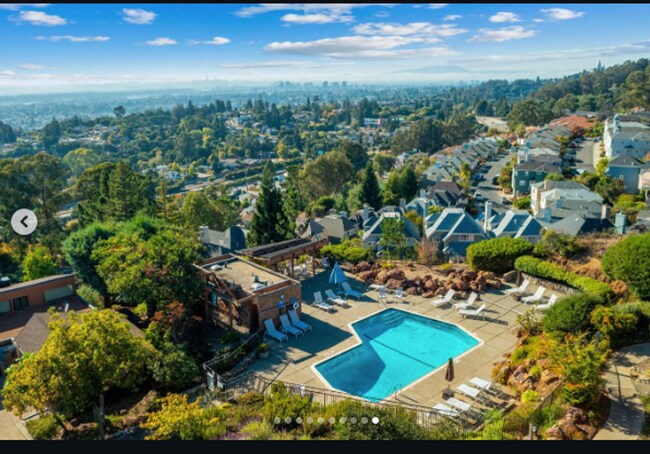 Building Photo - Rarely available Redwood Heights townhome with sweeping views of Oakland and San Francisco.