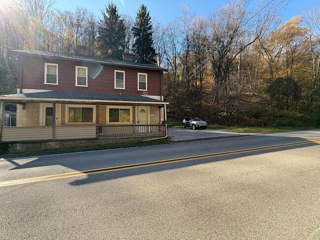 Building Photo - Updated 2BR Townhouse with off street park...