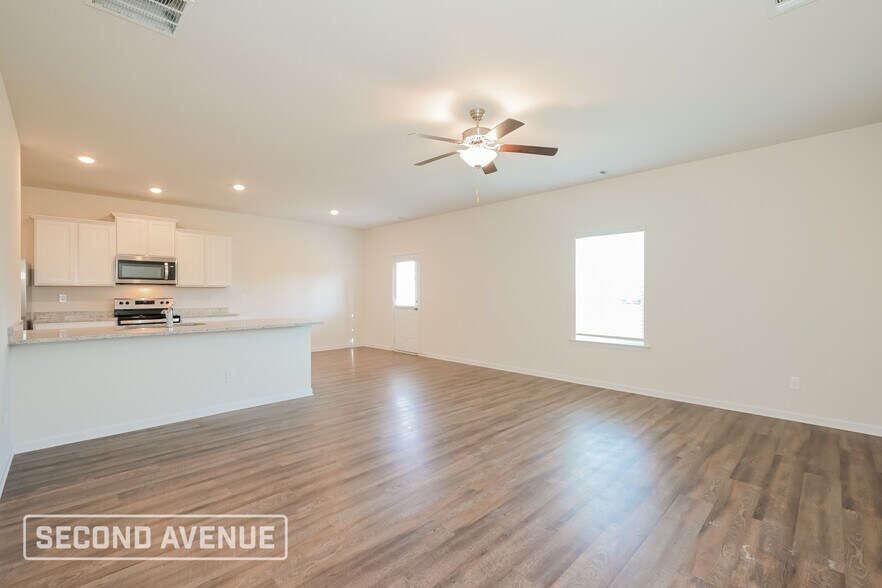 Building Photo - 726 Woody Dr