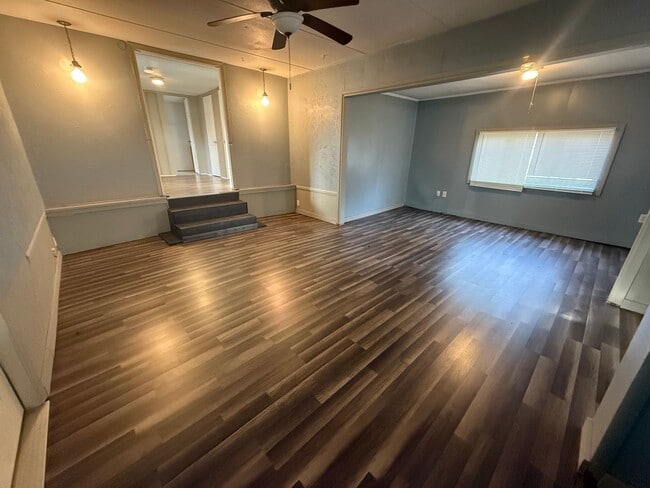 Building Photo - 16584 Lakeway Cir