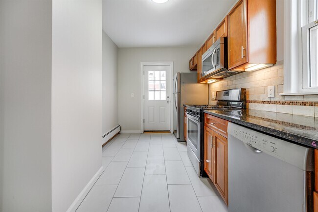 Building Photo - 27 Marion Pl