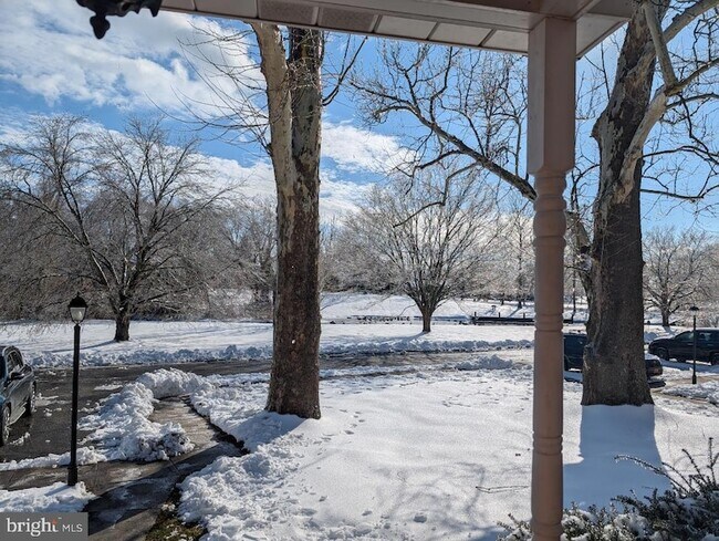 Building Photo - 295 Bay St