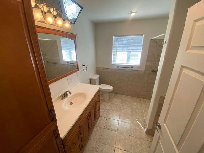 Building Photo - Three Bedroom Bayfield House Available for...