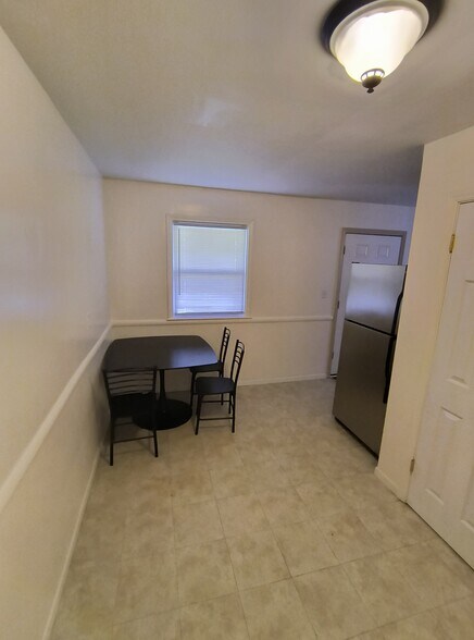 Building Photo - 2021 S Harris Ave