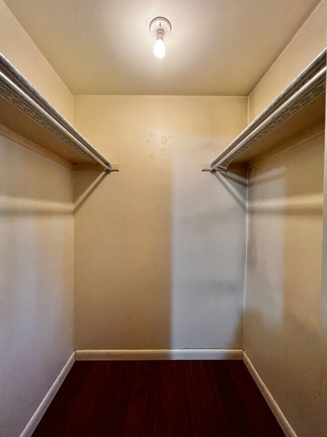 Building Photo - Robertson1005 (KC-JF)