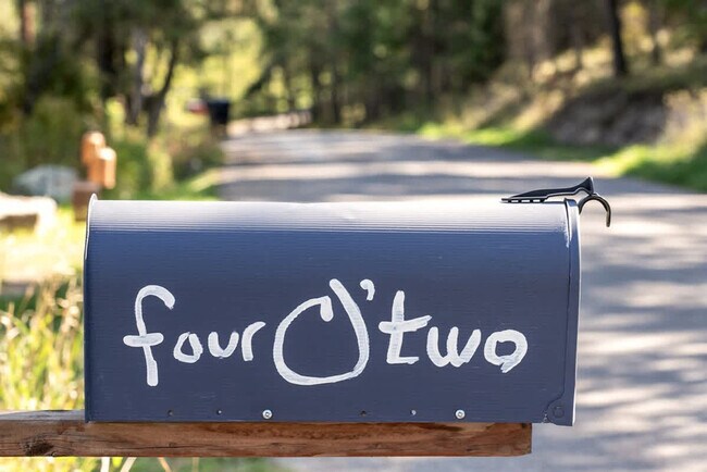 Building Photo - 402 N Foys Lake Dr