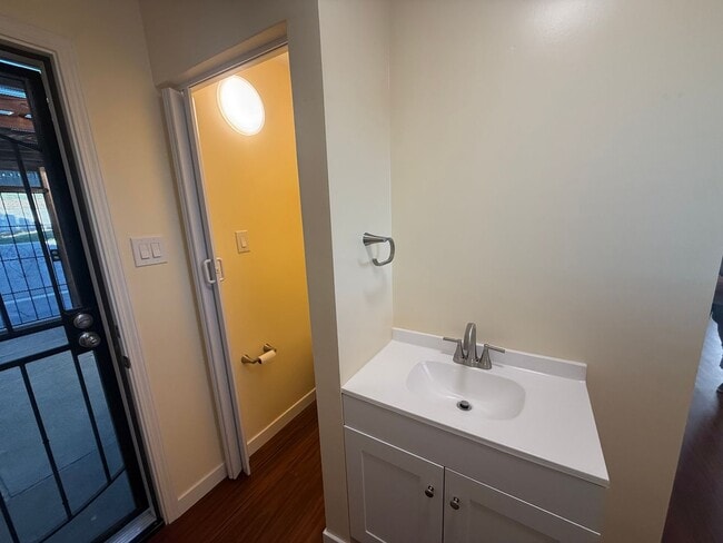 Building Photo - Stunning 2-bedroom, 1.5-bath Modern home i...