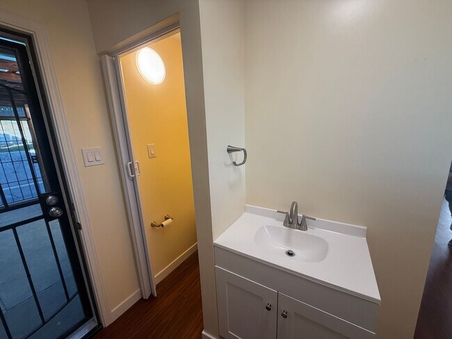 Building Photo - Stunning 2-bedroom, 1.5-bath Modern home in Vallejo with bountiful water views & walking distance...