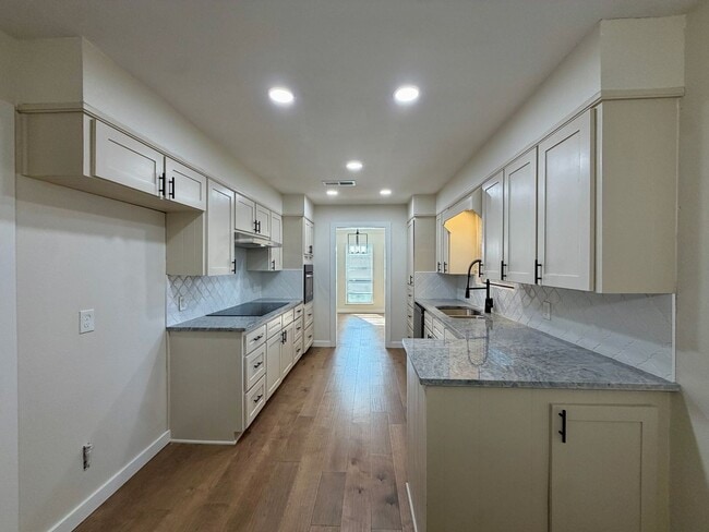 Building Photo - 3401 Oakridge Ln
