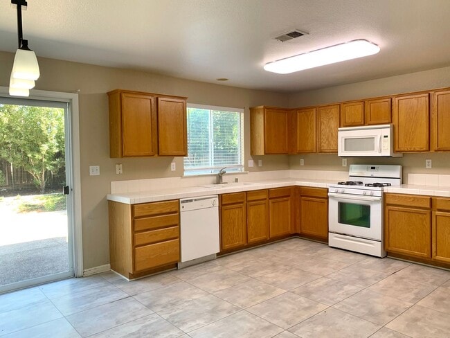 Building Photo - 4 Bedroom Home in Hollister  - No App Fee