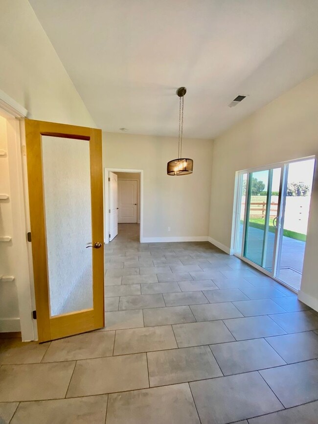 Building Photo - Magnificent Views – 2 Bed, 1 Bath Gem – A ...