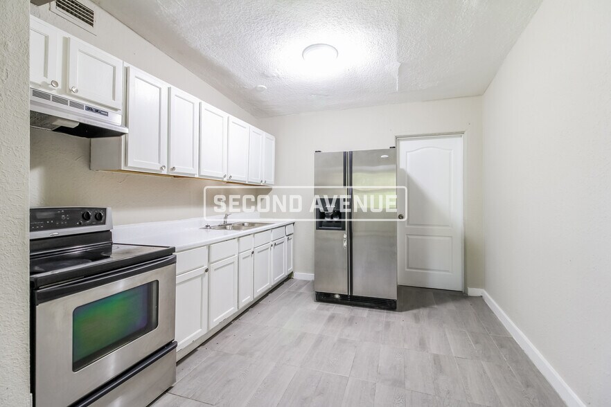 Building Photo - 2646 Lantana Ave