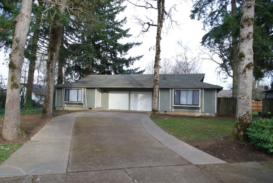 Main entrance with private drive - 565 Manor Way