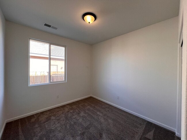 Building Photo - Single-level 3 bedroom, 2-bathroom home in Dayton, NV