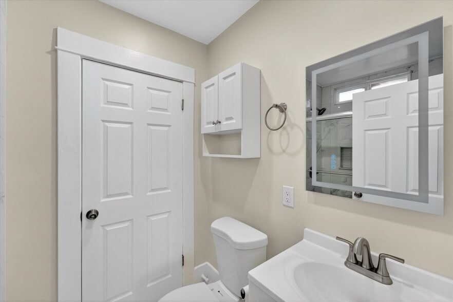 Building Photo - 5008 1/2 South Wilton Place