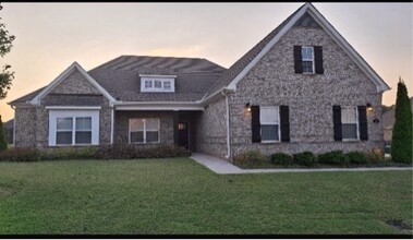 Building Photo - 303 Woodwind Dr SW