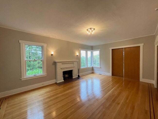 Building Photo - Elegant 4BR 2.5Bath Home with Fenced Yard & Garage Across from Seattle Prep**2 weeks free **2 wee...