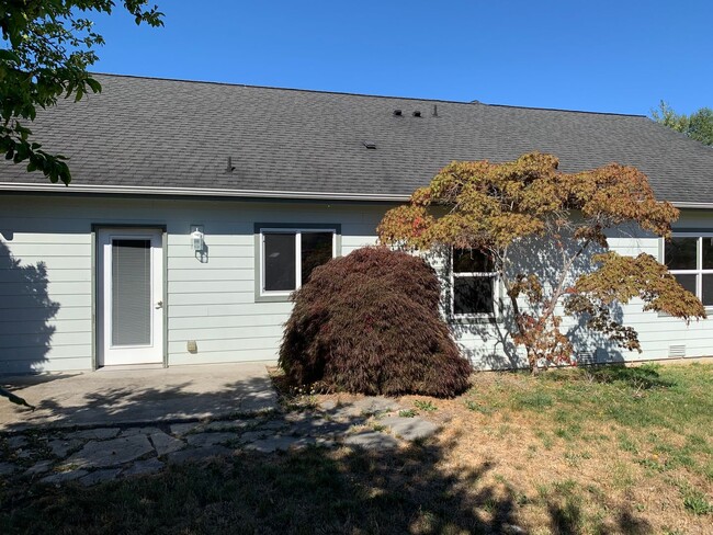 Building Photo - **Sunny Sequim**