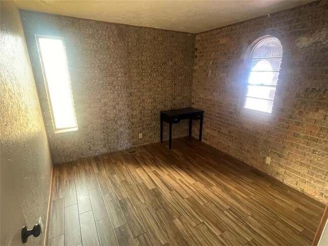 Building Photo - 1202 Kaiser