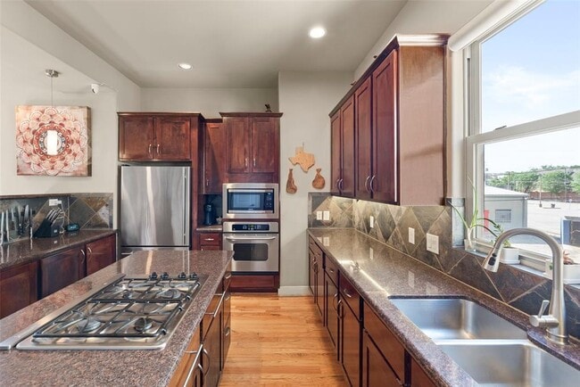 Building Photo - 5122 Lillian St