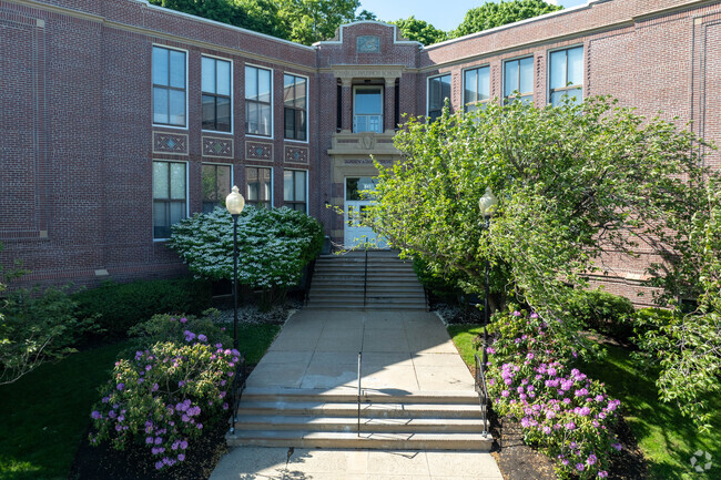 841 Parker Street is located in the Roxbury Submarket of Boston. - The Bulfinch