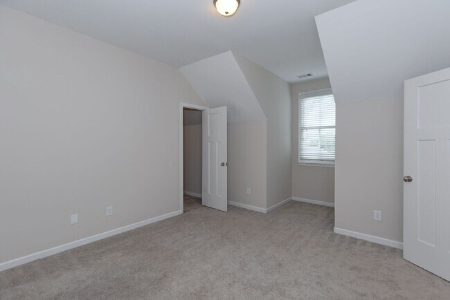 Building Photo - 2033 Cherokee Dr