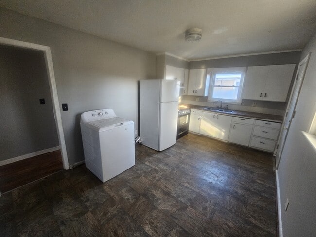 Building Photo - 307 Best St