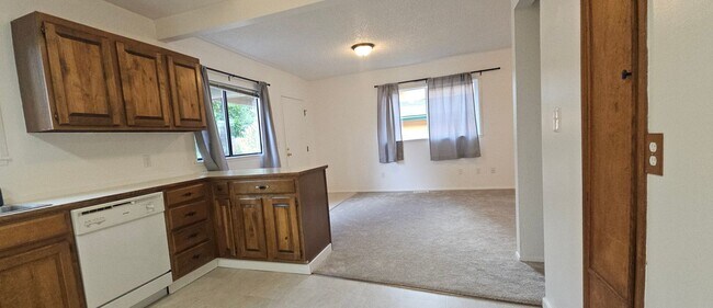 Building Photo - Sweet deal! 3bed/1bath Single Family home in West Seattle